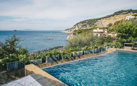 Villa Heart: Blauw, Water, Zwemwater, Zwembad, Kust En Oceanic Landvormen, Zee, Kust, Toevlucht, Oceaan, Eco Hotel