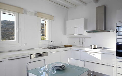Villa Helios: Keuken, Toestel Van De Keuken, Countertop, Meubilair, Interieur Ontwerp, Major Appliance, Flooring, Cabinetry, Wastafel, Huishoudapparatuur