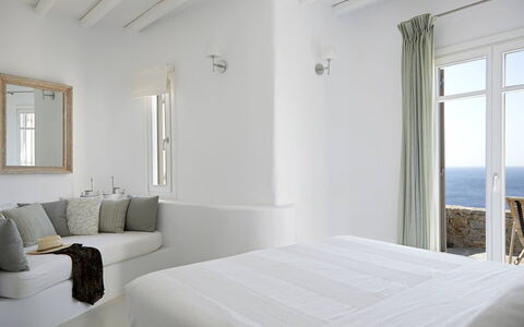 Villa Helios: Meubilair, Interieur Ontwerp, Bed, Verdieping, Slaapkamer, Appartement, Flooring, Huis, Linens, Kussen Gooien