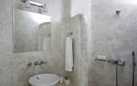Villa Helios: Muur, Loodgieterswerkinrichting, Interieur Ontwerp, Kraan, Flooring, Wastafel, Badkamer, Wastafel In De Badkamer, Loodgieter, Verdieping