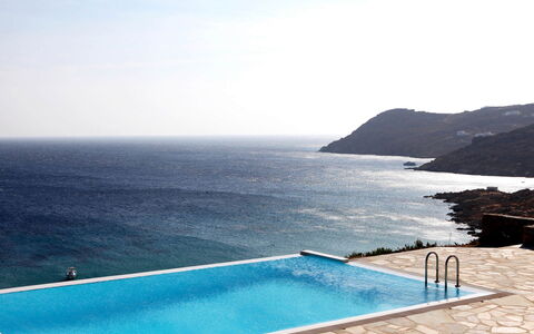Villa Helios: Blauw, Water, Zwemwater, Zwembad, Zee, Kust En Oceanic Landvormen, Kust, Oceaan, Tropen, Kust