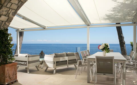 Villa Ieranto 6: Meubilair, Buitenmeubels, Stoel, Tafel, Schaduw, Buitentafel, Zee, Restaurant, Outdoor Structuur, Kust