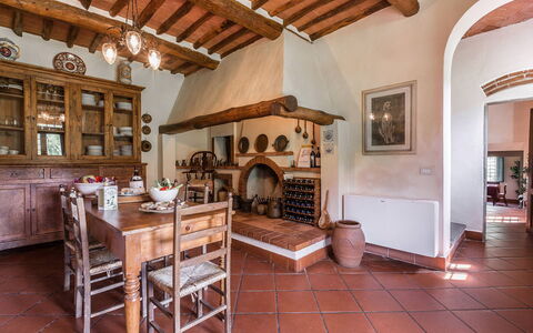 Villa Il Castagno: Meubilair, Keuken, Cabinetry, Plank, Stellingen, Kast, Keuken En Eettafel, Countertop, Kamerplant, Stoel