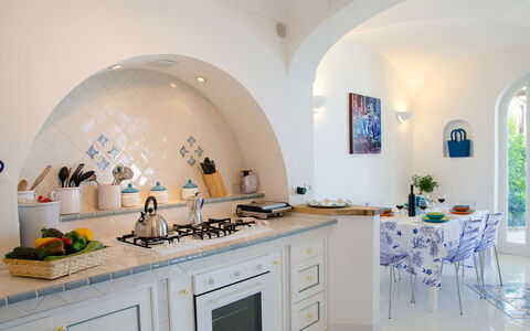 Villa Il Sogno di Praiano: Interieur Ontwerp, Verlichting, Keuken, Plafond, Countertop, Gieten, Tegel, Kamerplant, Toestel Van De Keuken, Marmeren