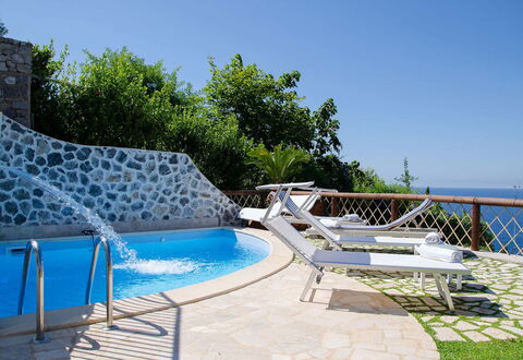 Villa Il Sogno di Praiano: Blauw, Zwembad, Buitenmeubels, Toevlucht, Paraplu, Eco Hotel, Vrije Tijd, Schaduw, Stoel, Tropen