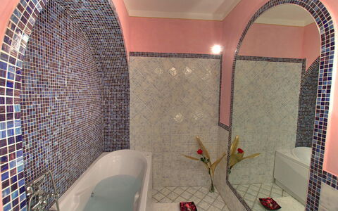 Villa Incanto: Muur, Flooring, Loodgieterswerkinrichting, Interieur Ontwerp, Verdieping, Badkamer, Loodgieter, Tegel, Kraan, Bad
