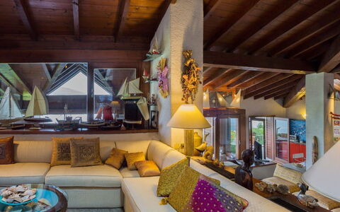 Villa Isa: Interieur Ontwerp, Meubilair, Hout, Bankstel, Flooring, Plafond, Verdieping, Woonkamer, Verlichting, Huis
