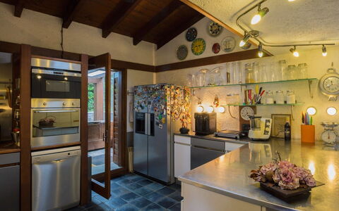 Villa Isa: Keuken, Interieur Ontwerp, Countertop, Lichte Inrichting, Flooring, Meubilair, Plafond, Hout, Verlichting, Cabinetry