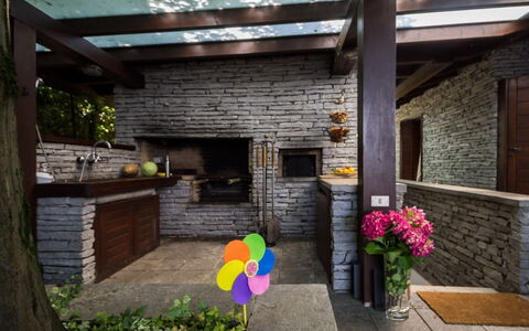 Villa Isa: Hout, Steen, Meubilair, Metselwerk, Stoel, Tuin, Stenen Muur, Beits, Flagstone, Keuken En Eettafel