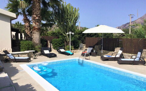 Villa Isabella: Zwembad, Buitenmeubels, Meubilair, Toevlucht, Paraplu, Ligstoel, Vrije Tijd, Eco Hotel, Stoel, Vakantie