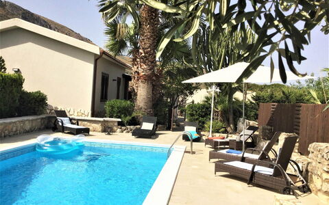 Villa Isabella: Zwembad, Buitenmeubels, Toevlucht, Meubilair, Vrije Tijd, Ligstoel, Eco Hotel, Vakantie, Paraplu, Stoel