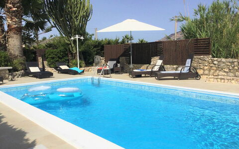 Villa Isabella: Zwembad, Buitenmeubels, Toevlucht, Paraplu, Vrije Tijd, Ligstoel, Meubilair, Eco Hotel, Schaduw, Vakantie