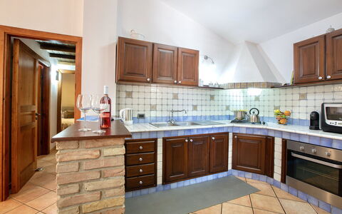 Villa Isabella: Keuken, Countertop, Toestel Van De Keuken, Interieur Ontwerp, Major Appliance, Cabinetry, Meubilair, Flooring, Plafond, Huishoudapparatuur
