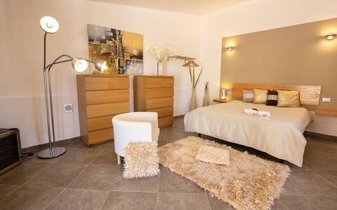 Villa Isabella: Meubilair, Bed, Interieur Ontwerp, Slaapkamer, Flooring, Hout, Verdieping, Plafond, Kamer, Laken
