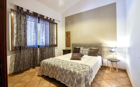 Villa Isabella: Bed, Interieur Ontwerp, Meubilair, Slaapkamer, Bedding, Laken, Verdieping, Flooring, Kamer, Plafond