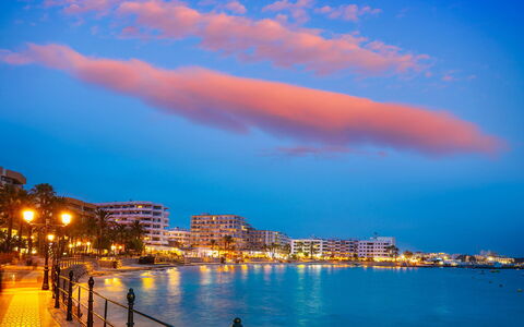 Villa Jardin: Water, Zwemwater, Horizon, Gebouw, Stad, Zomer, Waterweg, Landschap, Zee, Kust