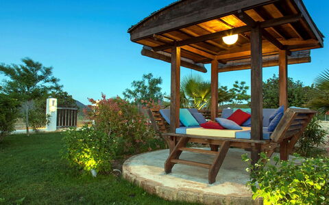 Villa Jardin: Meubilair, Hout, Buitenmeubels, Tuin, Prieel, Stoel, Toevlucht, Outdoor Structuur, Schaduw, Paviljoen
