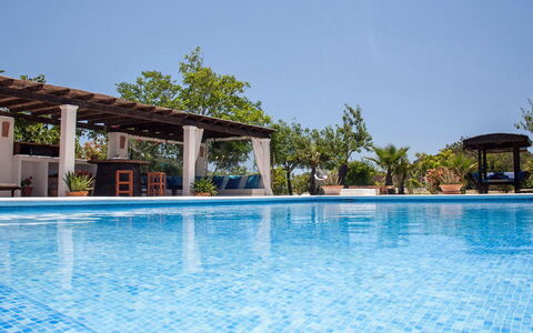 Villa Jardin: Zwembad, Blauw, Buitenmeubels, Meubilair, Toevlucht, Schaduw, Vrije Tijd, Eco Hotel, Stoel, Samengesteld Materiaal