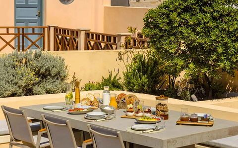 Villa Jasmine: Meubilair, Tafel, Stoel, Buitenmeubels, Keuken En Eettafel, Buitentafel, Restaurant, Kamerplant, Patio, Tuin