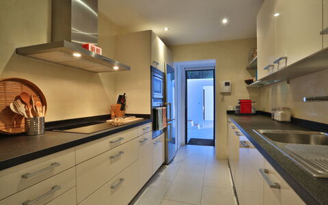 Villa Joya: Keuken, Toestel Van De Keuken, Countertop, Cabinetry, Major Appliance, Interieur Ontwerp, Flooring, Meubilair, Huishoudapparatuur, Plafond