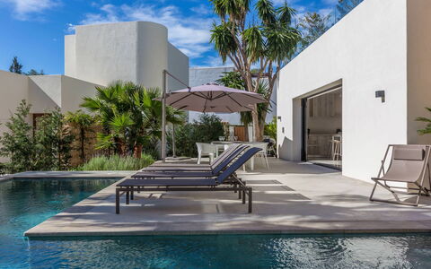 Villa Kiribati: Zwembad, Huis, Ligstoel, Buitenmeubels, Schaduw, Landgoed, Stoel, Toevlucht, Landscaping, Eco Hotel