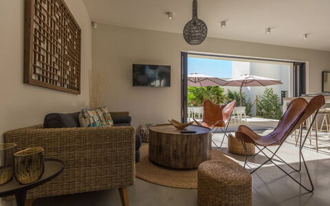 Villa Kiribati: Meubilair, Interieur Ontwerp, Hout, Flooring, Verdieping, Plafond, Woonkamer, Bankstel, Stoel, Tafel