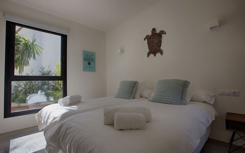Villa Kiribati: Muur, Interieur Ontwerp, Bed, Slaapkamer, Meubilair, Huis, Bedding, Plafond, Laken, Kamer