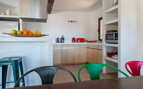 Villa Luanda: Meubilair, Keuken, Interieur Ontwerp, Toestel Van De Keuken, Countertop, Major Appliance, Hout, Flooring, Plafond, Verlichting