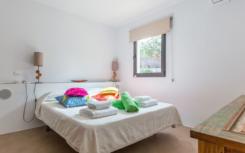 Villa Luanda: Meubilair, Interieur Ontwerp, Bed, Slaapkamer, Muur, Verdieping, Hout, Flooring, Plafond, Laken
