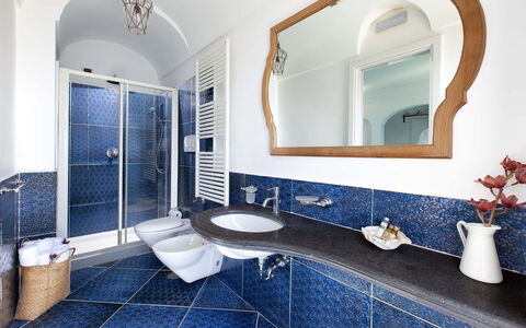 Villa Magnolia: Blauw, Flooring, Interieur Ontwerp, Loodgieterswerkinrichting, Verdieping, Kraan, Wastafel In De Badkamer, Wastafel, Tegel, Badkamer