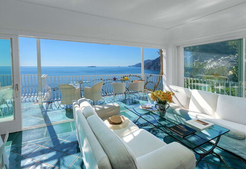 Villa Magnolia: Meubilair, Toevlucht, Stoel, Tafel, Interieur Ontwerp, Zee, Appartement, Keuken En Eettafel, Hotel, Eco Hotel