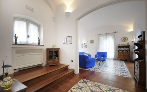 Villa Marion: Flooring, Interieur Ontwerp, Muur, Meubilair, Verdieping, Hout, Plafond, Verlichting, Kamer, Woonkamer