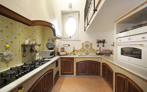 Villa Marion: Keuken, Interieur Ontwerp, Countertop, Hout, Flooring, Meubilair, Cabinetry, Fornuis, Verlichting, Verdieping