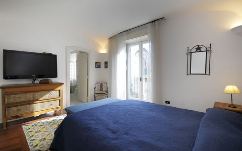 Villa Marion: Meubilair, Bed, Interieur Ontwerp, Slaapkamer, Muur, Flooring, Laken, Verdieping, Bedding, Hout