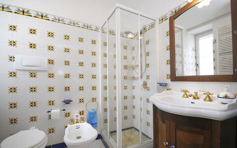 Villa Marion: Interieur Ontwerp, Flooring, Loodgieterswerkinrichting, Verdieping, Badkamer, Loodgieter, Kamer, Tegel, Kraan, Toilet