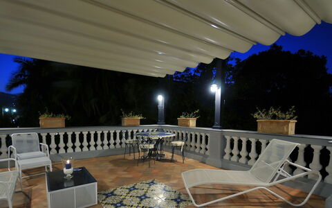 Villa Marion: Meubilair, Schaduw, Buitenmeubels, Veranda, Toevlucht, Eco Hotel, Stoel, Outdoor Structuur, Zwembad, Bloempot