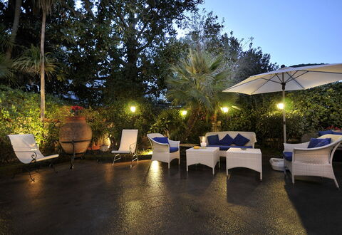 Villa Marion: Meubilair, Buitenmeubels, Toevlucht, Stoel, Eco Hotel, Schaduw, Tuin, Landscaping, Landschap Verlichting, Werf