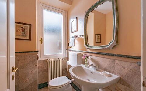 Villa Meridiana: Muur, Interieur Ontwerp, Loodgieterswerkinrichting, Flooring, Verdieping, Wastafel In De Badkamer, Kraan, Badkamer, Spiegel, Wastafel