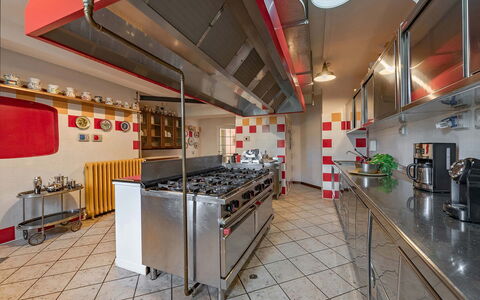 Villa Meridiana: Keuken, Interieur Ontwerp, Countertop, Plafond, Flooring, Verlichting, Meubilair, Toestel Van De Keuken, Major Appliance, Kamer