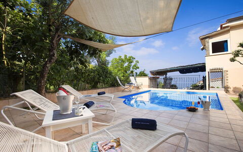 Villa Mouna: Zwembad, Buitenmeubels, Meubilair, Toevlucht, Paraplu, Stoel, Ligstoel, Vrije Tijd, Schaduw, Eco Hotel