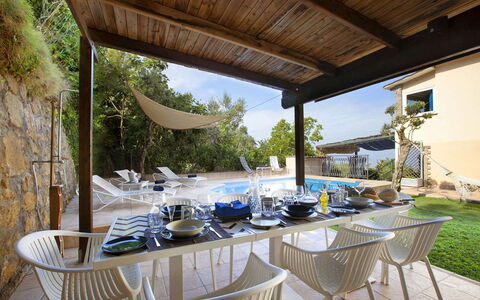 Villa Mouna: Meubilair, Stoel, Buitenmeubels, Tafel, Interieur Ontwerp, Toevlucht, Keuken En Eettafel, Schaduw, Zwembad, Eco Hotel