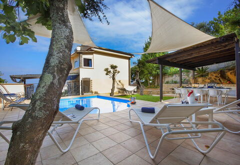 Villa Mouna: Zwembad, Schaduw, Toevlucht, Stoel, Buitenmeubels, Vrije Tijd, Landgoed, Paraplu, Eco Hotel, Hacienda