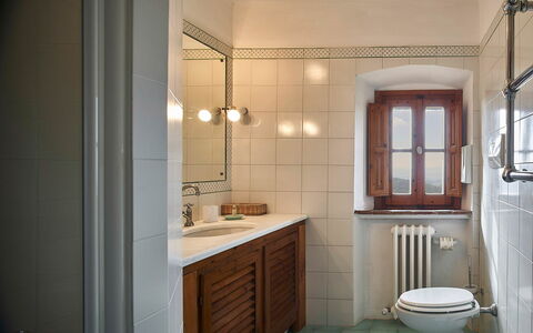 Villa Novellina: Wastafel In De Badkamer, Muur, Loodgieterswerkinrichting, Flooring, Wastafel, Badkamer, Interieur Ontwerp, Verdieping, Kraan, Badkamerkast