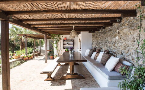 Villa Oasis: Hout, Meubilair, Bloempot, Buitenmeubels, Straal, Plafond, Veranda, Flagstone, Kamerplant, Stoel
