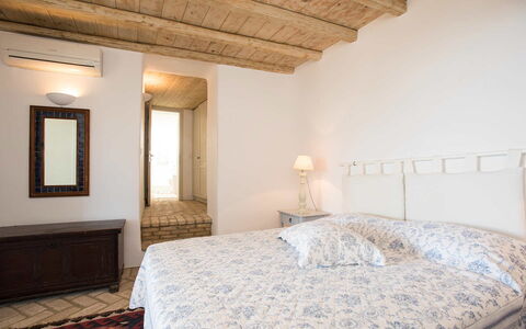 Villa Oasis: Bed, Slaapkamer, Meubilair, Muur, Verdieping, Flooring, Interieur Ontwerp, Laken, Bedding, Hout