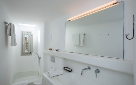 Villa Oasis: Loodgieterswerkinrichting, Badkamer, Kraan, Interieur Ontwerp, Wastafel, Loodgieter, Wastafel In De Badkamer, Flooring, Verlichting, Verdieping