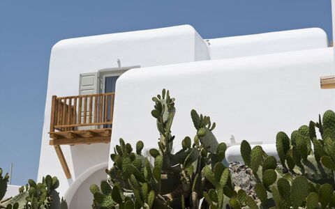 Villa Opallia: Schaduw, Trap, Buitenmeubels, Villa, Balkon, Kamerplant, Bloempot