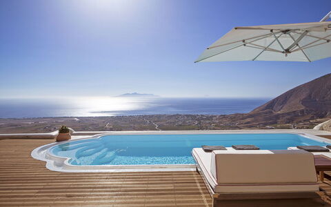 Villa Orestis: Blauw, Water, Zwembad, Buitenmeubels, Toevlucht, Meubilair, Schaduw, Ligstoel, Eco Hotel, Zee