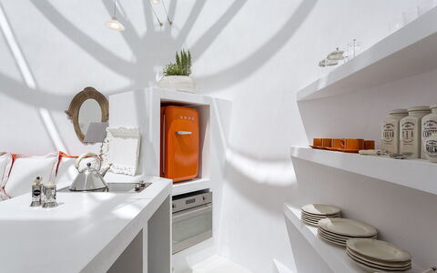 Villa Orestis: Interieur Ontwerp, Verlichting, Plafond, Stellingen, Plank, Lichte Inrichting, Kamer, Keuken, Ontwerp, Countertop