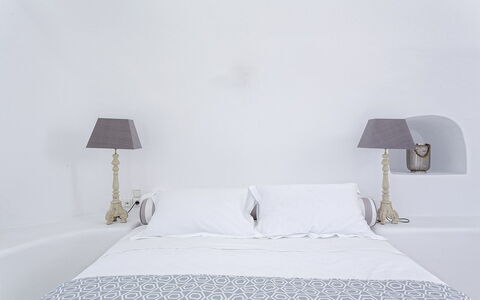 Villa Orestis: Bed, Slaapkamer, Bedding, Laken, Linens, Meubilair, Textiel, Kussen Gooien, Interieur Ontwerp, Hoofdkussen